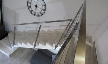 Ringhiera angolare con funi e tiranti 