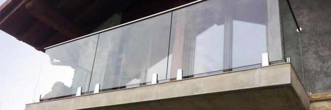 Parapetto in vetro balcone con fissaggio a morsetti
